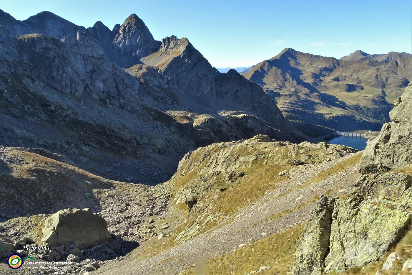 64 In discesa su sentierino per cresta vista sulla Valle di Trona, sui suoi monti e laghi.JPG